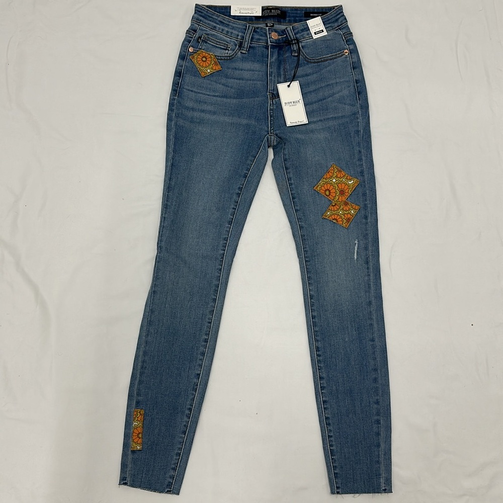 JUDY BLUE MID-RISE 70'S PATCH SKINNY JEANS. 1/25. NWT - Picture 3 of 9